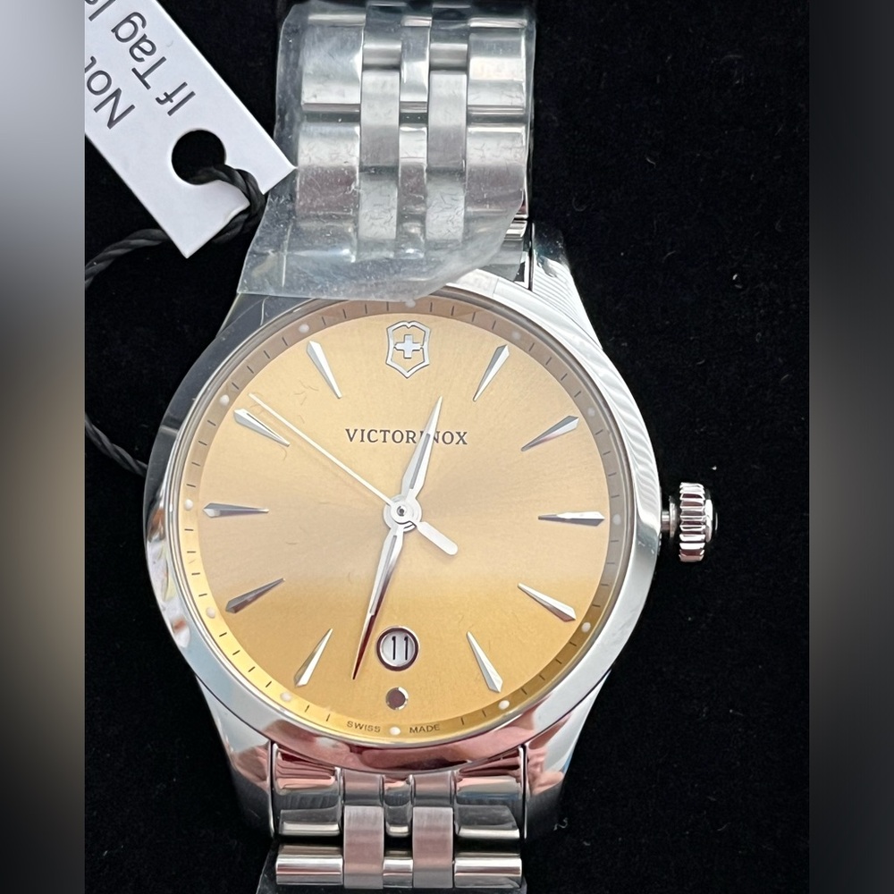VICTORINOX SWISS ARMY WATCH CHAMPAGNE DIAL SAPPHIRE CRYSTAL NWT. GORGEOUS